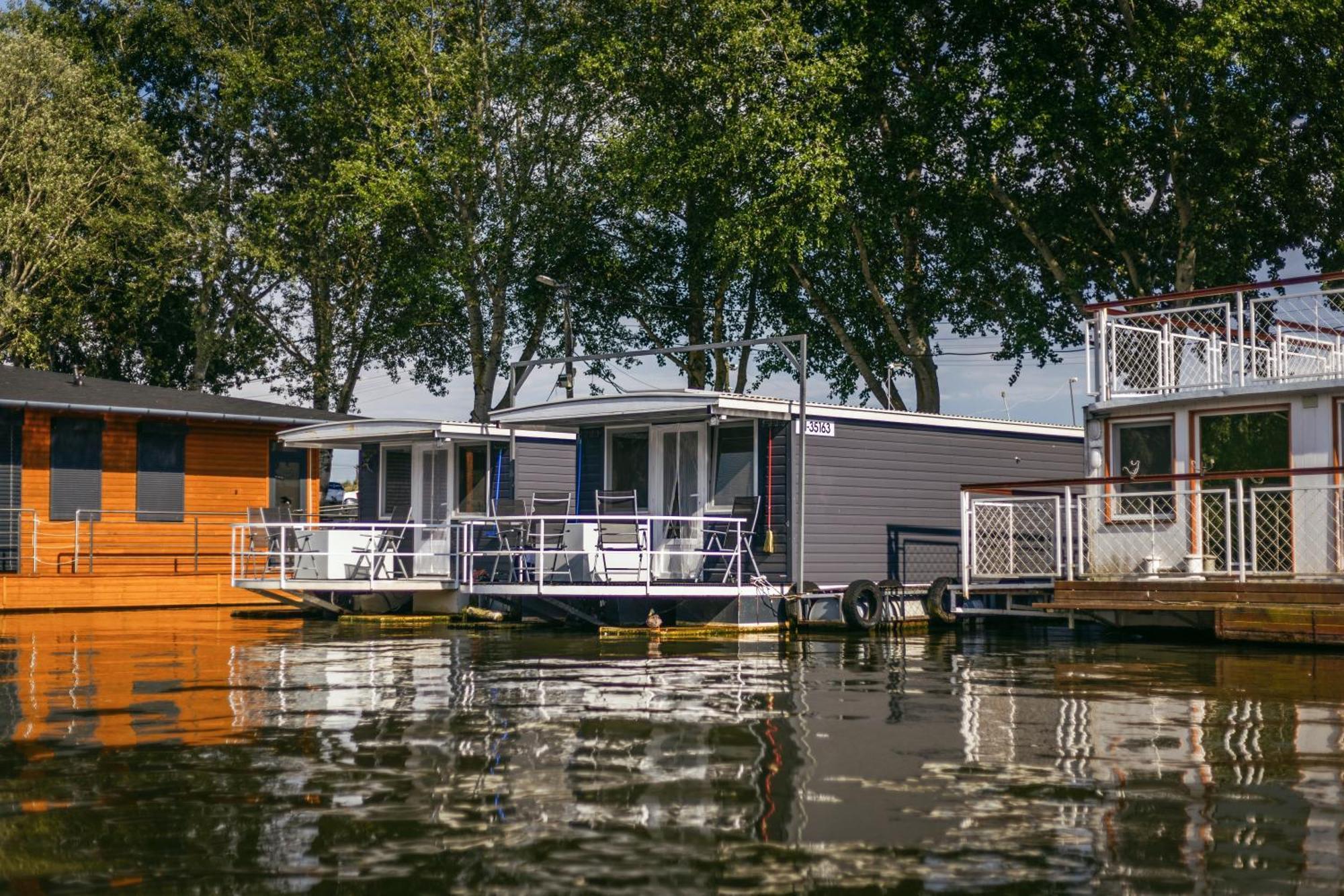 Lakohajo, Uszohaz - Tisza-to Botel *